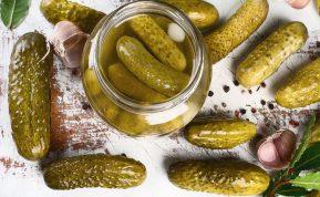 Geriate marinuotų agurkų skystį? Gydytojai įspėja, kam šis įprotis gali atsisukti prieš pačius.