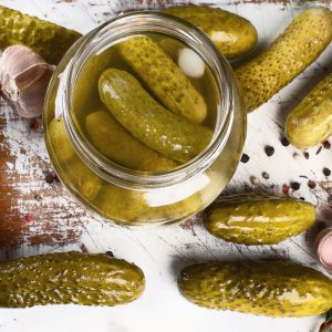 Geriate marinuotų agurkų skystį? Gydytojai įspėja, kam šis įprotis gali atsisukti prieš pačius.