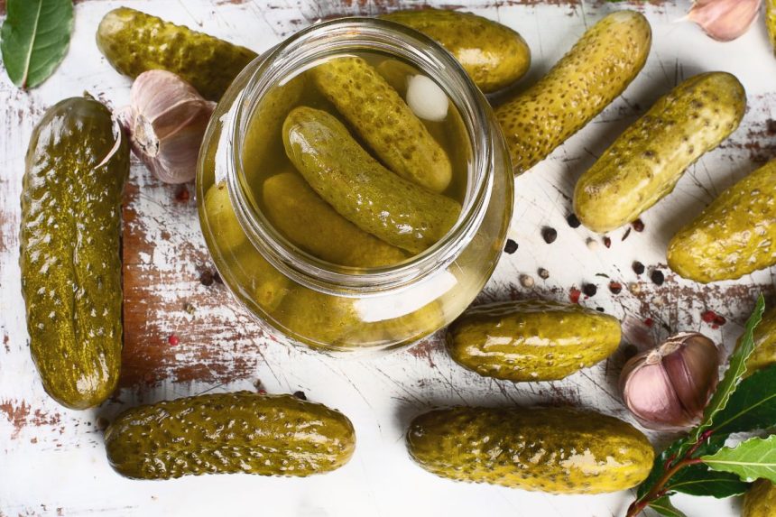 Geriate marinuotų agurkų skystį? Gydytojai įspėja, kam šis įprotis gali atsisukti prieš pačius.