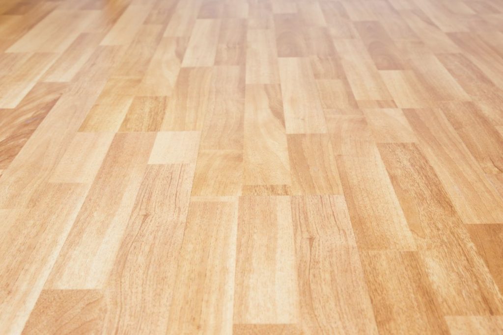 Grindis plovėte neteisingai visą gyvenimą: ši klaida kainuoja brangiau, nei manote. Kokios grindys atsparios karštam vandeniui?