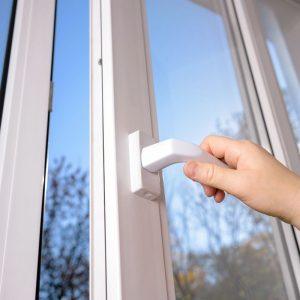 Į vandenį įlašinkite vos kelis lašus šios priemonės, ir langų rėmai taps balti bei spindintys!