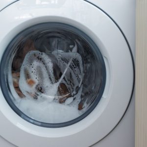 Įdėkite tai tiesiai į būgną, ir jis išsivalys pats! Puikus skalbimo mašinos valymo būdas!