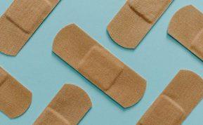 Įkirpkite pleistro kraštus žirklėmis. Daugiau jo kitaip nebenorėsite klijuoti