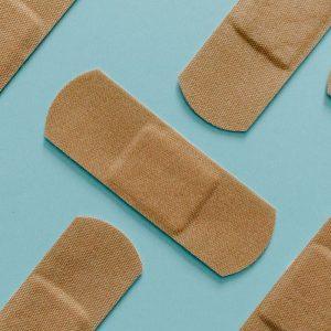 Įkirpkite pleistro kraštus žirklėmis. Daugiau jo kitaip nebenorėsite klijuoti