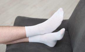 Įmaišykite į vandenį šį 1 ingredientą: kojinės bus sniego baltumo net ir be baliklio