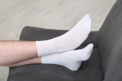 Įmaišykite į vandenį šį 1 ingredientą: kojinės bus sniego baltumo net ir be baliklio