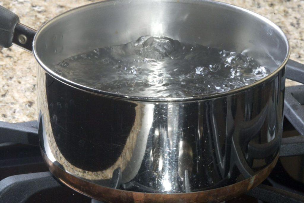 Įmeskite į puodą ir pavirkite 15 minučių: natūralus mišinys, kuris išnaikina net keptos žuvies kvapą. banano žievės panaudojimas. Puikios trąšos gėlėms