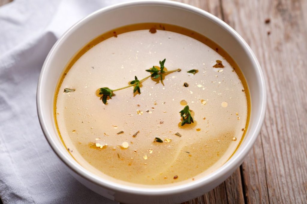 Įmeskite tai į puodą su bulvėmis – skrandis padėkos, o druskos nebenorėsite net prisiminti. Bulvių virimas sultinyje