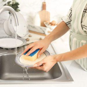 Indų plovimo kempinė ar šepetys: pasirinkimas, kuris gali paveikti jūsų sveikatą