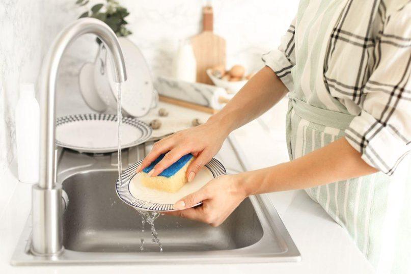 Indų plovimo kempinė ar šepetys: pasirinkimas, kuris gali paveikti jūsų sveikatą