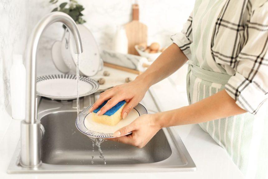 Indų plovimo kempinė ar šepetys: pasirinkimas, kuris gali paveikti jūsų sveikatą