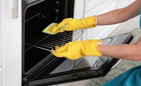 Išbandykite šį orkaitės valymo būdą! Tereikia tik išpurkšti, o ryte nušluostyti - orkaitė bus kaip nauja!