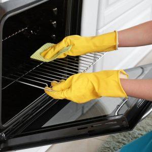 Išbandykite šį orkaitės valymo būdą! Tereikia tik išpurkšti, o ryte nušluostyti - orkaitė bus kaip nauja!