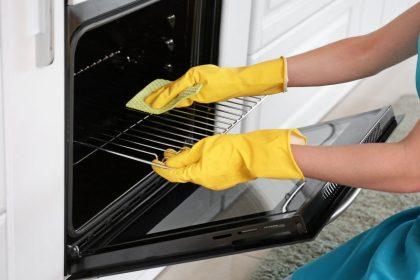 Išbandykite šį orkaitės valymo būdą! Tereikia tik išpurkšti, o ryte nušluostyti - orkaitė bus kaip nauja!