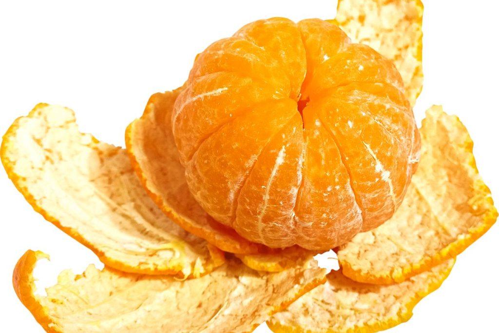 Išmetate be jokio gailesčio? Šios atliekos gali paversti jūsų indus blizgiais kaip niekad. Kodėl citrusų žievelės veikia geriau nei atrodo