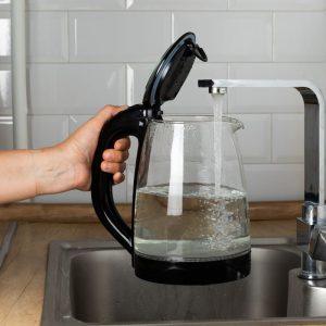 Įspėjimas visiems: Ar galima į virdulį pilti karštą vandenį iš čiaupo?