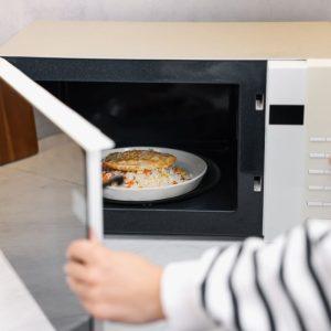 Išvalykite mikrobangų krosnelę su apelsinų žievelėmis. Greita ir veiksminga!