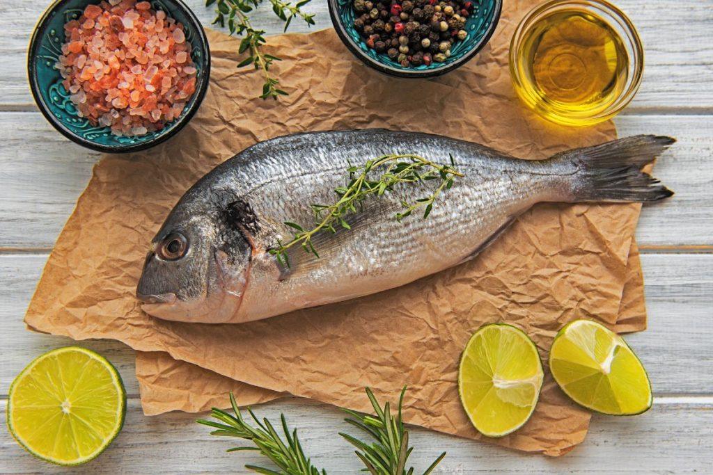 Itin greitas ir nebrangus dorados receptas, kuris Kūčių vakarą pavers elegantiška švente. Viduržemio Dorados receptas su citrina ir kaparėliais