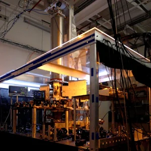 JAV laikas akimirkai „sulėtėjo“: galinga audra paveikė atominius laikrodžius