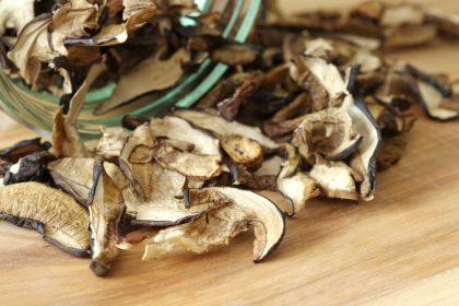 Jeigu džiovintus grybus mirkysite tokiame vandenyje, jie bus minkšti ir aromatingi. Puikiai tiks įdarams!