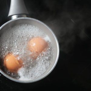 Ji įmetė vaisių su verdančiais kiaušiniais – rezultatas paplito internete žaibiškai