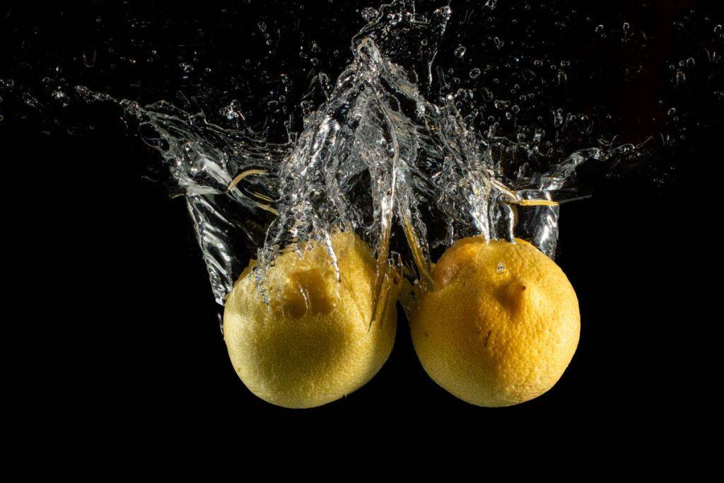 Ji įmetė vaisių su verdančiais kiaušiniais – rezultatas paplito internete žaibiškai. Citrinos įmetimas į puodą