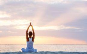 Joga geram miegui: paprastos asanos, padedančios greičiau užmigti ir geriau išsimiegoti