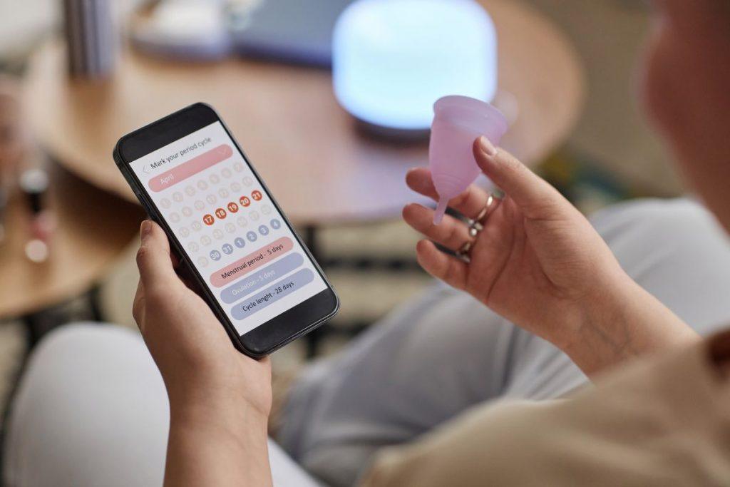 Ką reiškia ankstyvos pirmosios mėnesinės moters organizmui