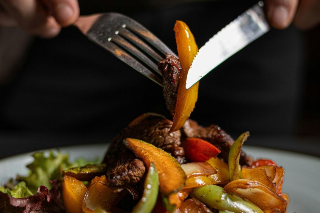 Kada iš tikrųjų reikia pietauti? Dietologai sugriovė nusistovėjusį mitą. Ar vėlyvi pietūs kenkia sveikatai