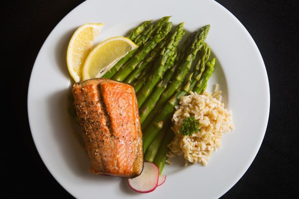 Kada iš tikrųjų reikia pietauti? Dietologai sugriovė nusistovėjusį mitą. Auksinė valanda virškinimui