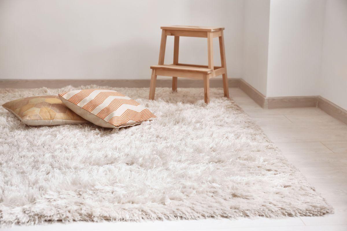 Kaip atnaujinti kilimą ir atsikratyti nemalonaus kvapo? Paprasti, tačiau veiksmingi patarimai