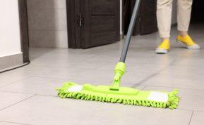 Kaip dažnai plauti grindis: ekspertai atskleidė, kada delsti jau pavojinga sveikatai