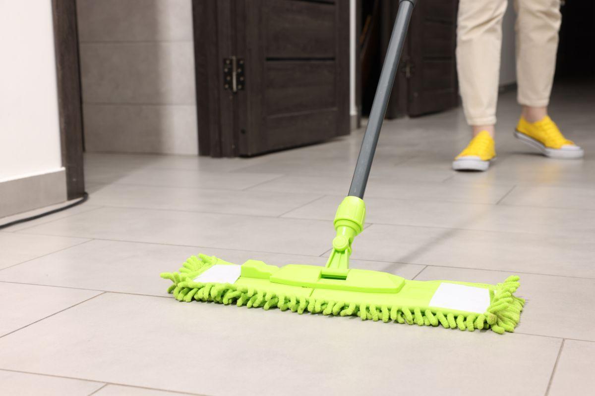 Kaip dažnai plauti grindis: ekspertai atskleidė, kada delsti jau pavojinga sveikatai