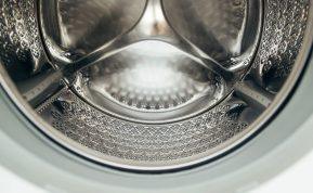 Kaip efektyviai išvalyti skalbimo mašiną: paprasti triukai, kurie tikrai veikia