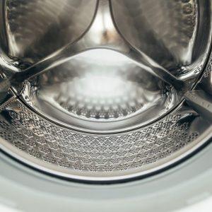 Kaip efektyviai išvalyti skalbimo mašiną: paprasti triukai, kurie tikrai veikia