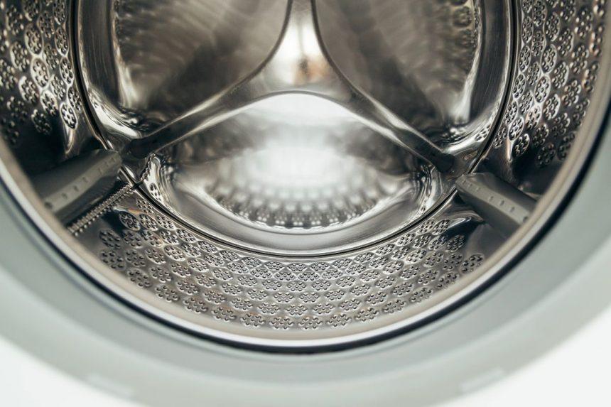 Kaip efektyviai išvalyti skalbimo mašiną: paprasti triukai, kurie tikrai veikia