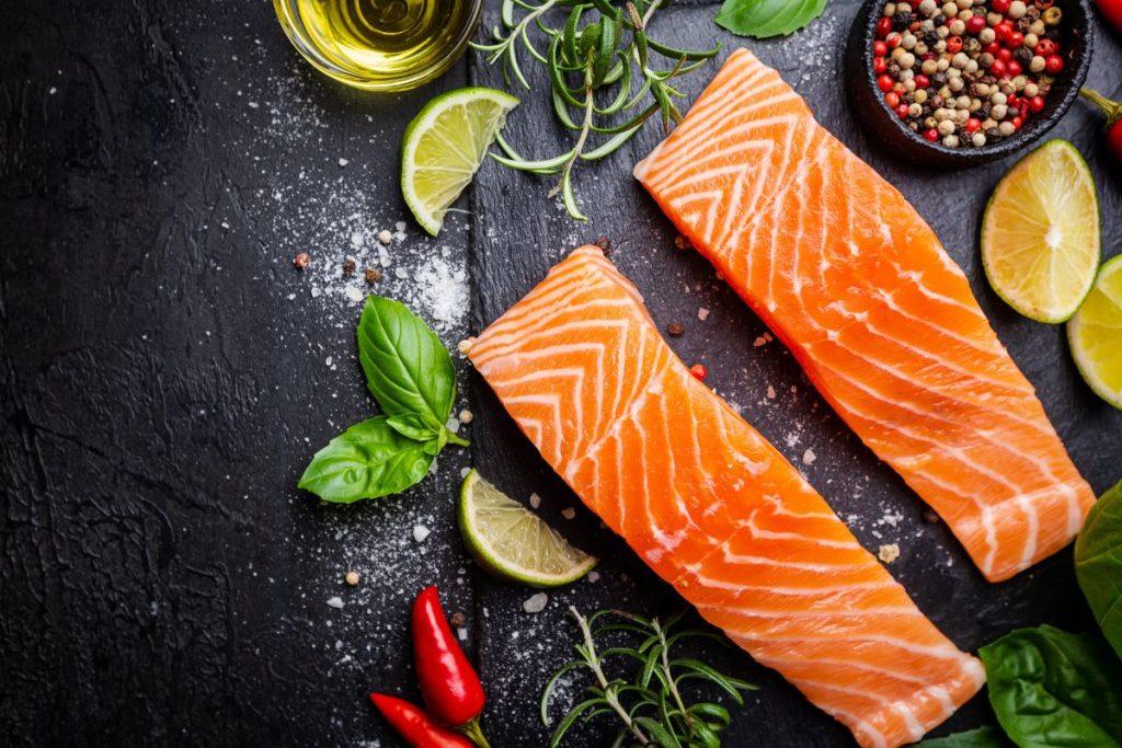 Kaip išsirinkti tikrai šviežią lašišą Kūčių vakarienei ir neapsigauti? Eksperto patarimai. Trys ženklai nusakantys lašišos šviežumą