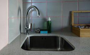 Kaip išvalyti užsikimšusią kriauklę nelaukiant santechniko?