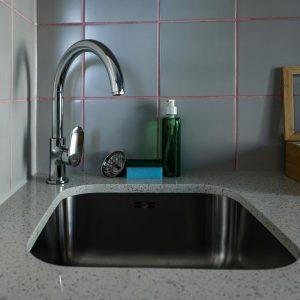 Kaip išvalyti užsikimšusią kriauklę nelaukiant santechniko?