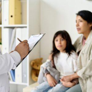 Kaip išvengti ašarų ir histerijos: tėvų klaidos, dėl kurių vaikai bijo gydytojų!