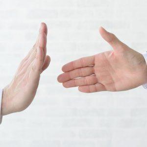 Kaip mandagiai atsisakyti pagalbos, kad neįžeistumėte kito žmogaus