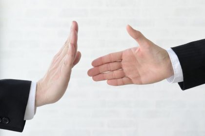 Kaip mandagiai atsisakyti pagalbos, kad neįžeistumėte kito žmogaus