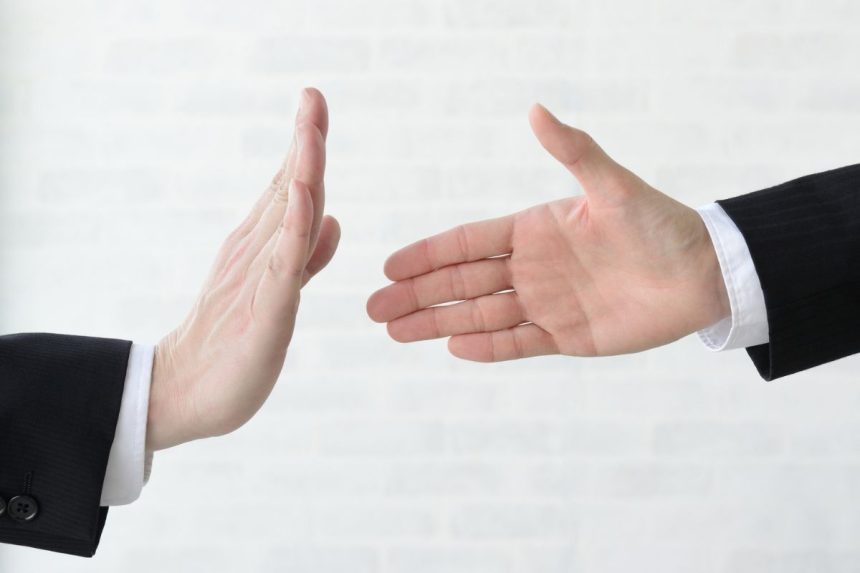 Kaip mandagiai atsisakyti pagalbos, kad neįžeistumėte kito žmogaus