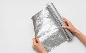 Kaip paprasta folija padės greitai sušildyti sušalusias rankas?