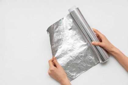 Kaip paprasta folija padės greitai sušildyti sušalusias rankas?