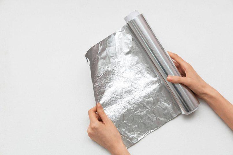 Kaip paprasta folija padės greitai sušildyti sušalusias rankas?