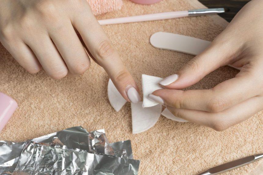 Kaip pašalinti gelinį laką namų sąlygomis nepakenkiant savo nagams?