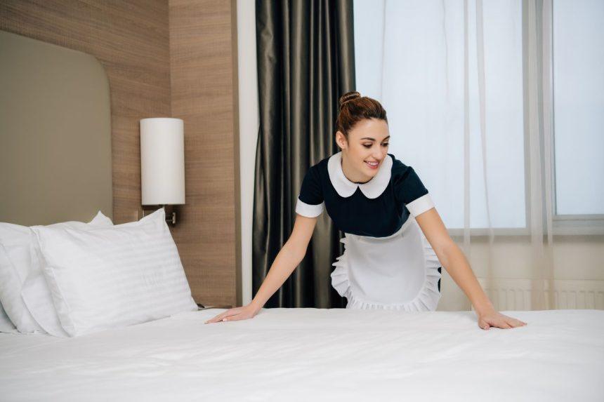 Kaip pasikloti lovą miegamajame, kad ji atrodytų kaip viešbutyje?