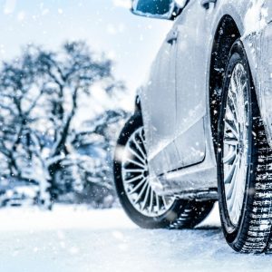 Kaip saugiai plauti automobilį žiemą: mitai ir patarimai