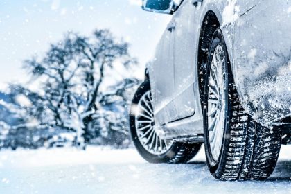 Kaip saugiai plauti automobilį žiemą: mitai ir patarimai